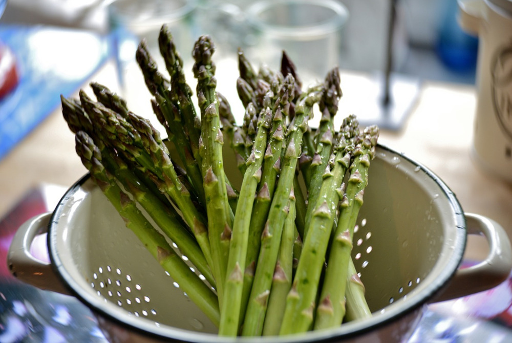 asparagus in a colander